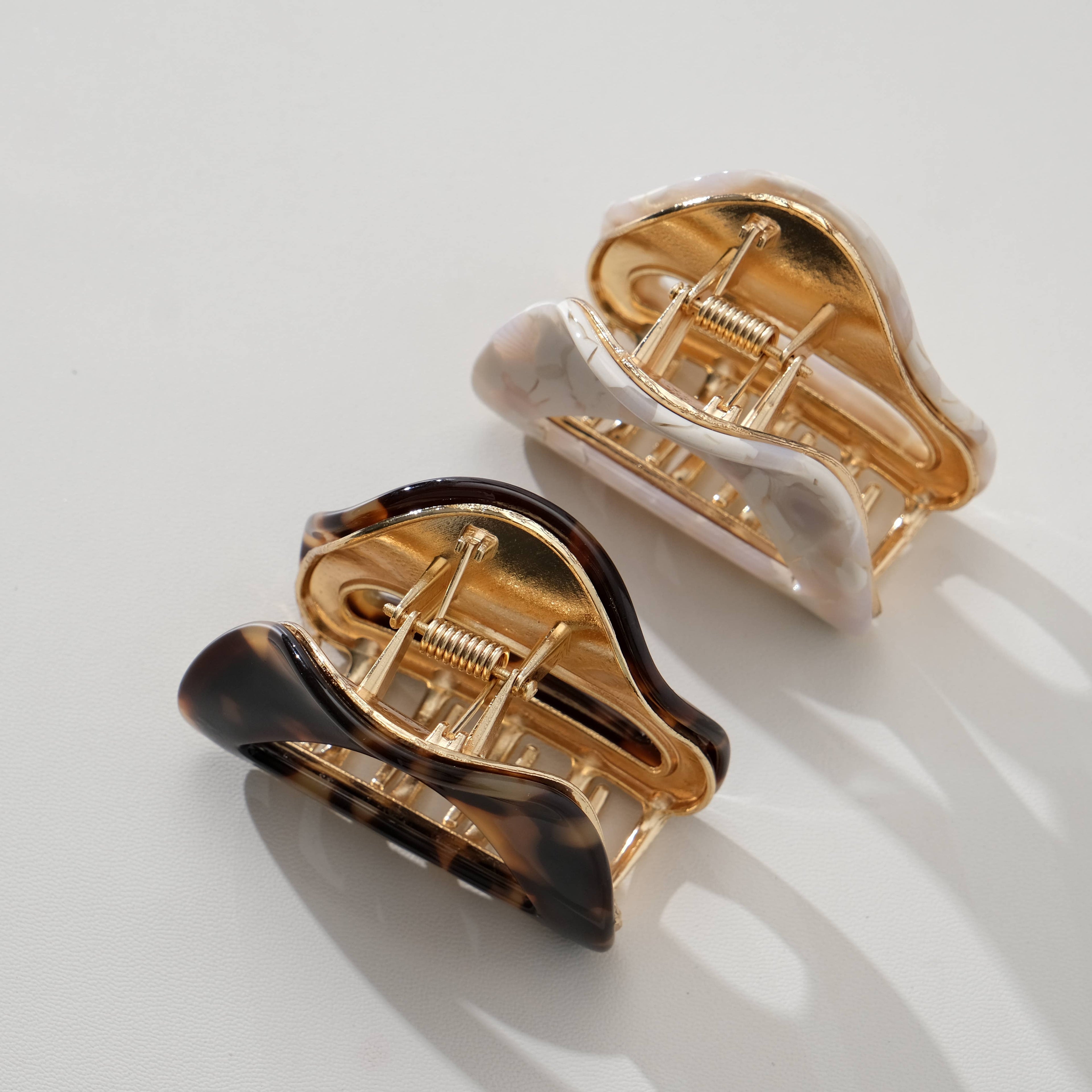 Nadia Vintage Snow Curved Metal Claw Clip - Medium