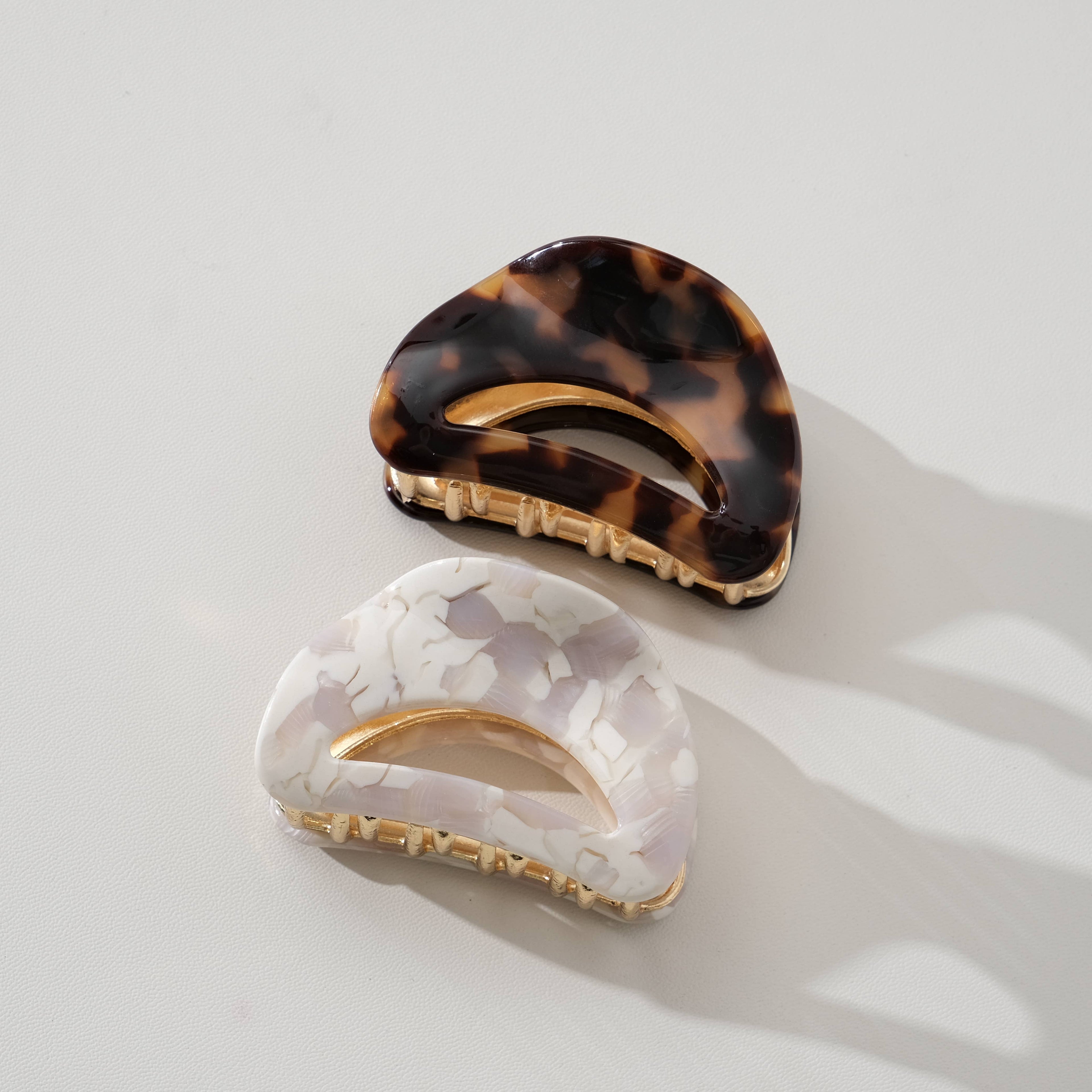 Nadia Vintage Snow Curved Metal Claw Clip - Medium