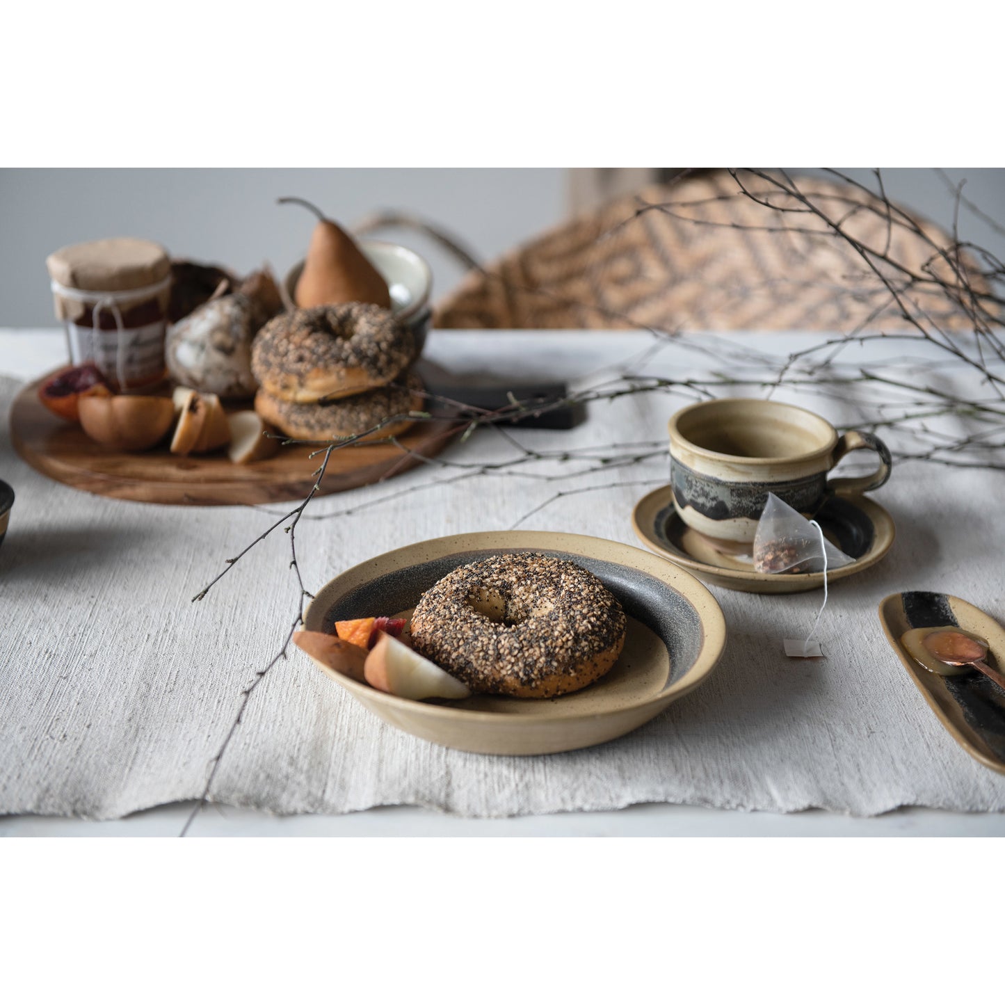 Round Acacia Wood Cutting Board with Black Handle