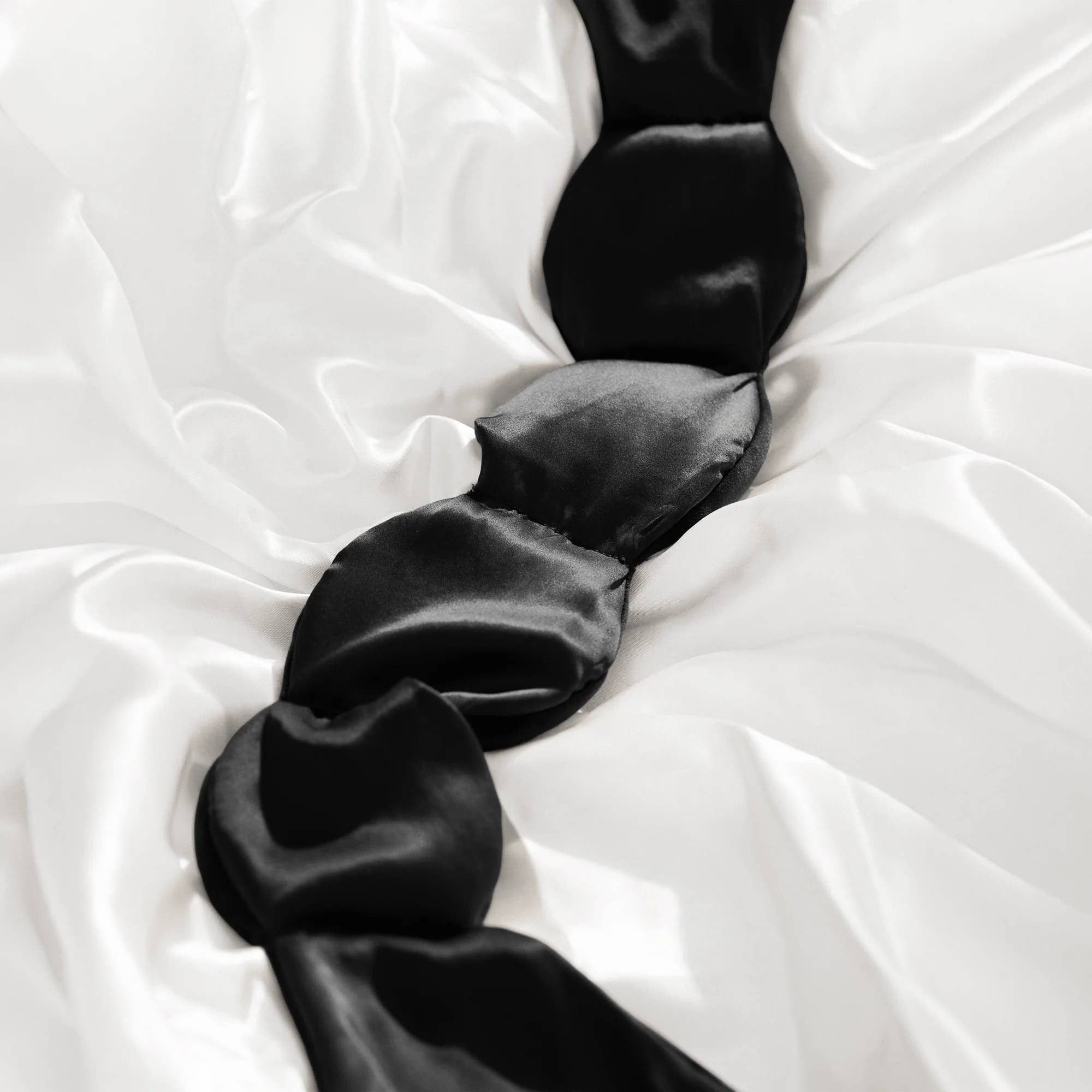Nodpod Silk Weighted Sleep Mask - Noir